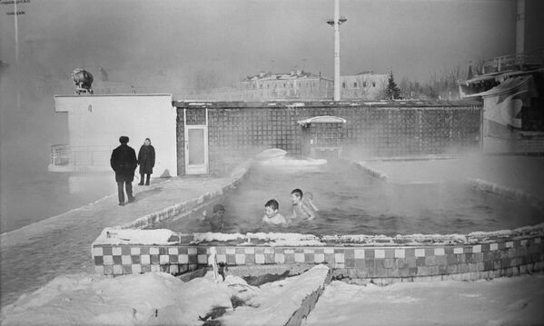 Занятия детской группы в открытом плавательном бассейне Москва в Москве, 1966 год - Sputnik Латвия