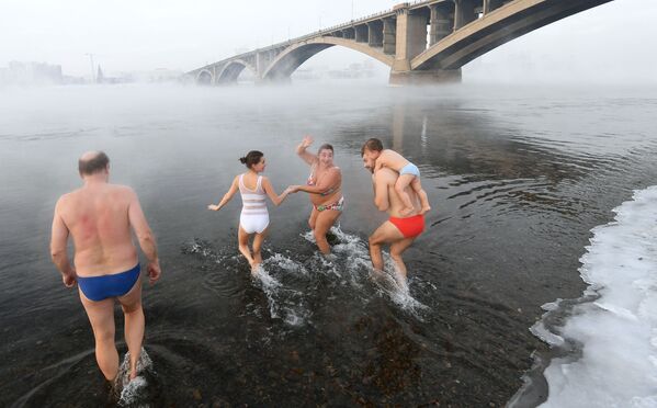 Члены семейного клуба закаливания Крепыш купаются в реке Енисей в Красноярске, 2020 год - Sputnik Латвия