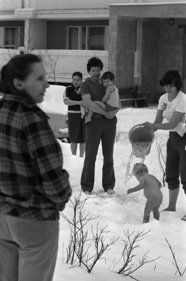 Мама обливает ребенка холодной водой, Москва, 1989 год - Sputnik Латвия