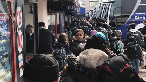 Беженцы из Сирии на вокзале в Турции - Sputnik Latvija