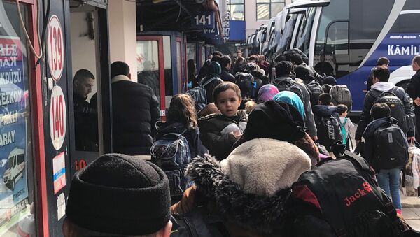 Беженцы из Сирии на вокзале в Турции - Sputnik Латвия