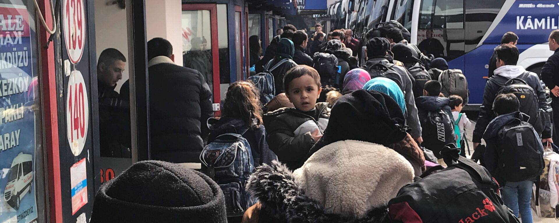 Беженцы из Сирии на вокзале в Турции - Sputnik Латвия, 1920, 01.03.2020