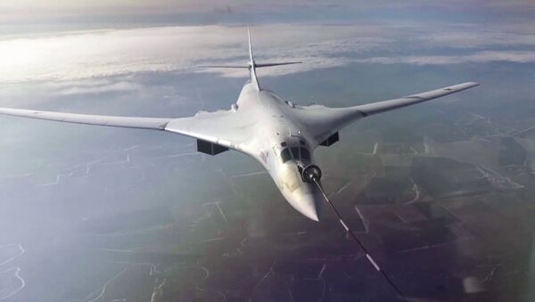 Российский стратегический ракетоносец Ту-160 заправляют топливом прямо в воздухе - Sputnik Латвия