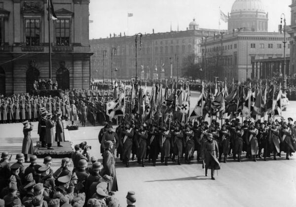 Panāksim aizliegumu: eirodeputātus uzaicināja pavērot leģionāru gājienu Rīgā Panāksim aizliegumu: eirodeputātus uzaicināja pavērot leģionāru gājienu Rīgā - Sputnik Latvija