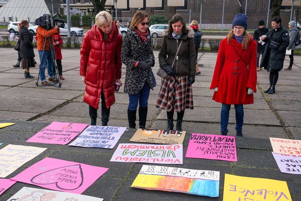 Не сама виновата: в Риге женщины 8 марта вышли на марш против насилия Не сама виновата: в Риге женщины 8 марта вышли на марш против насилия - Sputnik Латвия