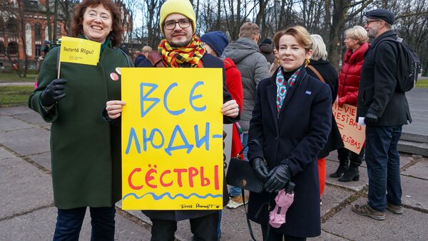 Мужчины вышли поддержать женщин 8 Марта. - Sputnik Latvija