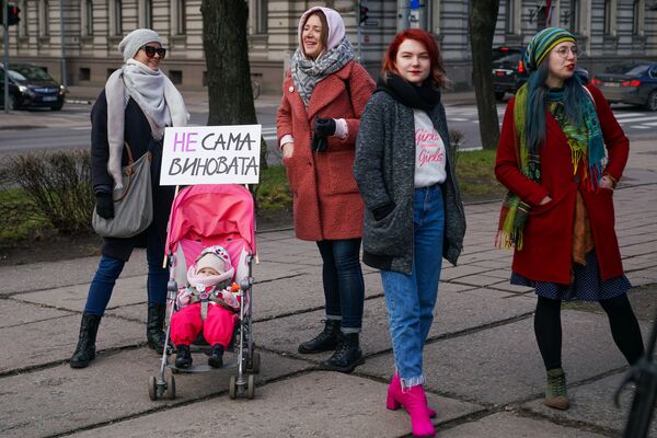 Не сама виновата: в Риге женщины 8 марта вышли на марш против насилия Не сама виновата: в Риге женщины 8 марта вышли на марш против насилия - Sputnik Латвия