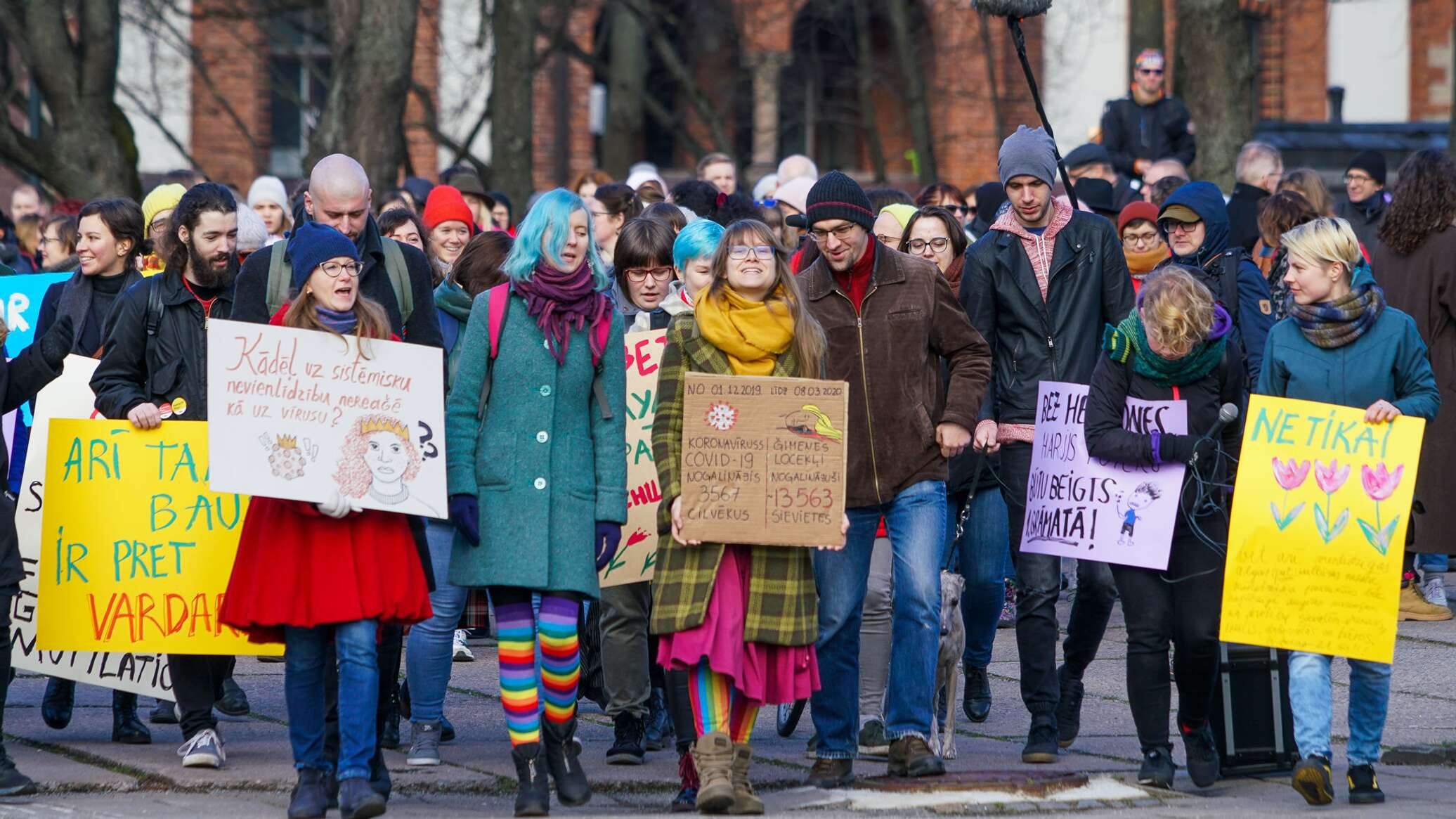 Март выход. Шествие женщин 8 марта. Женщины Риги.