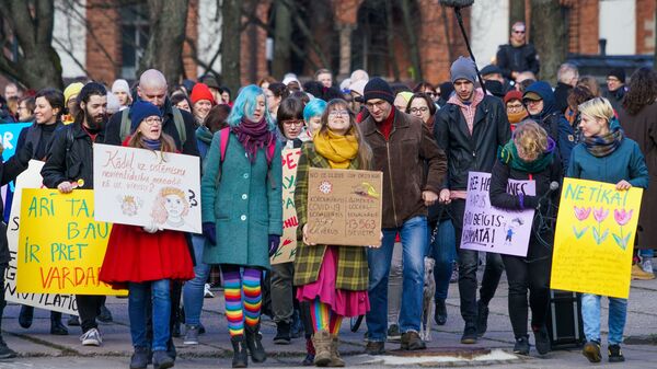 Женщины вышли на марш с самыми разнообразными лозунгами. - Sputnik Latvija