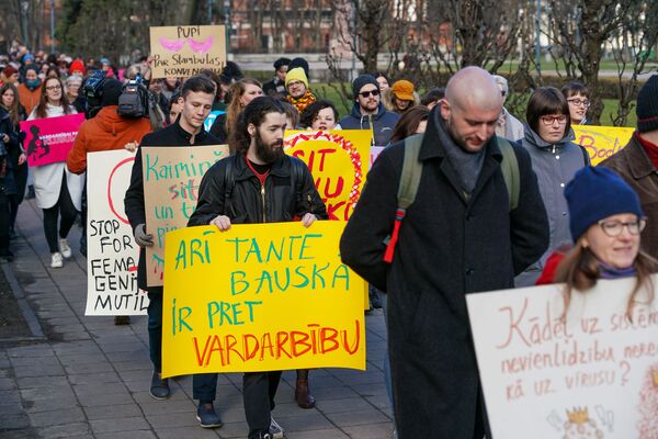 Не сама виновата: в Риге женщины 8 марта вышли на марш против насилия Не сама виновата: в Риге женщины 8 марта вышли на марш против насилия - Sputnik Латвия