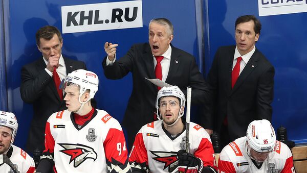 Боб Хартли (в центре), главный тренер хоккейного клуба Авангард - Sputnik Латвия