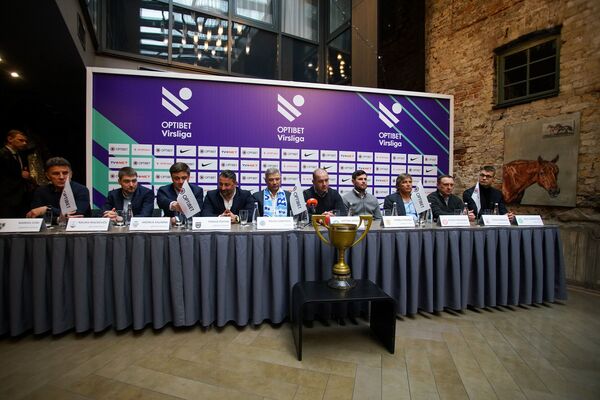 Высшая лига на низком старте: много легионеров, мало перспектив Высшая лига на низком старте: много легионеров, мало перспектив - Sputnik Латвия