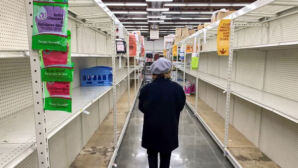 Женщина в отделе средств личной гигиены в супермаркете, Калифорния, США - Sputnik Latvija