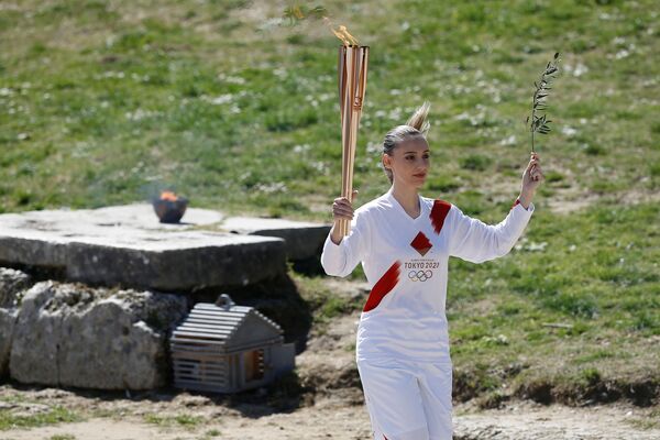 Греческая спортсменка Анна Коракаки во время церемонии зажжения олимпийского огня в Греции - Sputnik Латвия