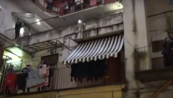 Жители Неаполя, закрытые на карантин, поют песни с балконов - Sputnik Латвия