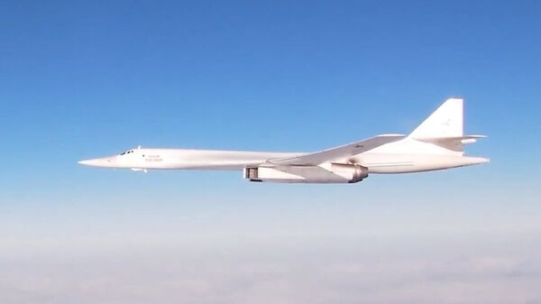 Российские стратегические ракетоносцы  Ту-160 совершили пятнадцатичасовой полет - Sputnik Латвия