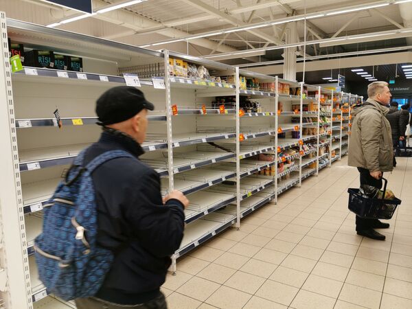 Пустые полки магазина Максима в Риге. Рижане выкупают макароны, крупы и мясные консервы - Sputnik Латвия