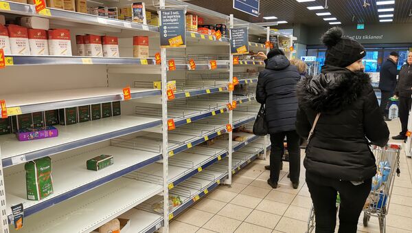 Пустые полки магазина Максима в Риге. Рижане выкупают макароны, крупы и мясные консервы - Sputnik Latvija
