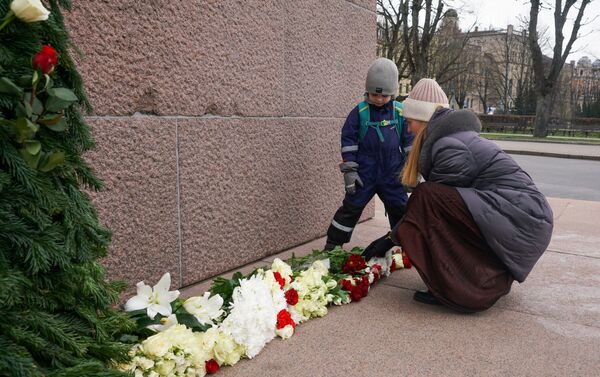 Возложение цветов к памятнику Свободы в Риге Возложение цветов к памятнику Свободы в Риге - Sputnik Латвия