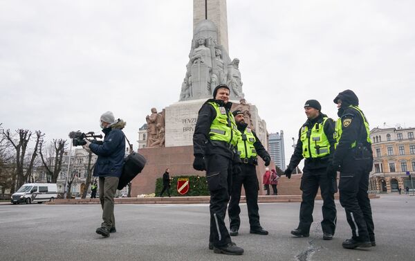 Рижские полицейские возле памятника Свободы - Sputnik Латвия