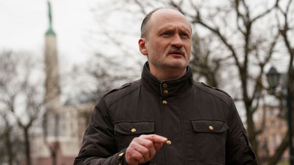 Сопредседатель РСЛ Мирослав Митрофанов (в центре) возле памятника Свободы в Риге 16 марта 2020 года - Sputnik Латвия