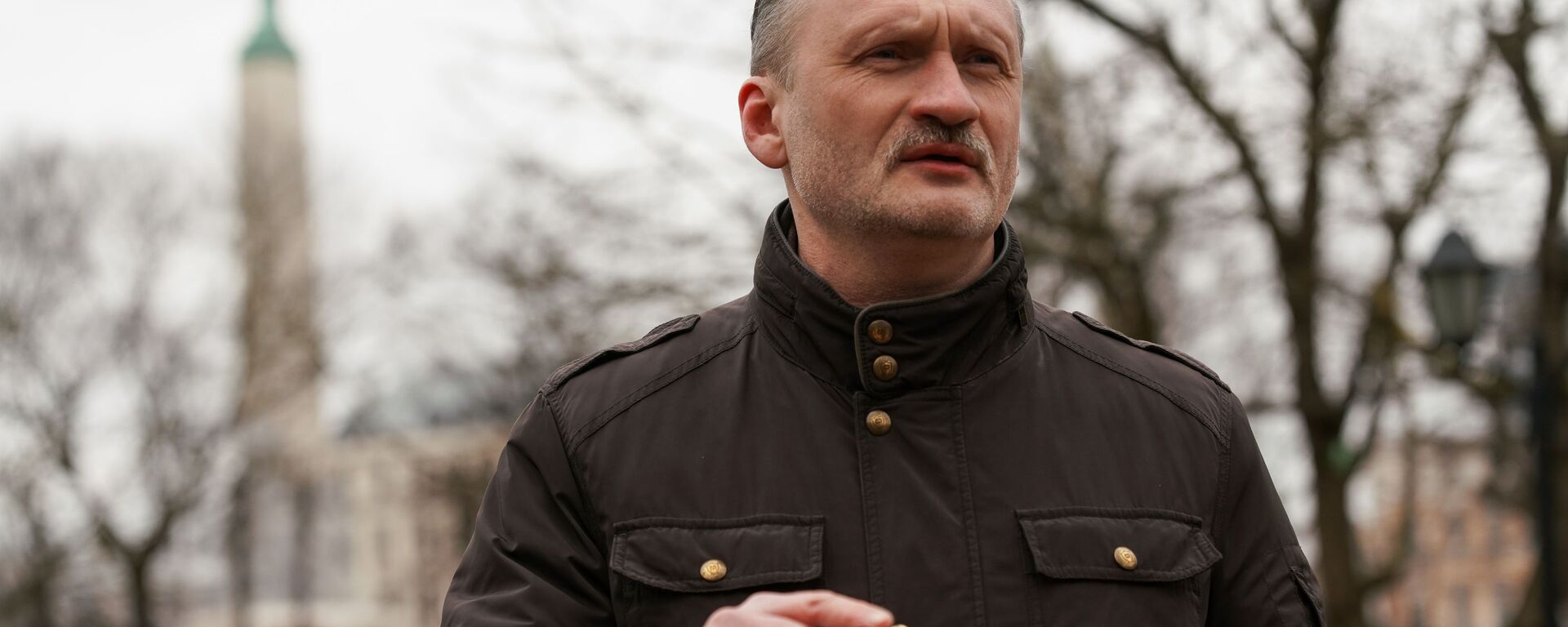 Сопредседатель РСЛ Мирослав Митрофанов (в центре) возле памятника Свободы в Риге 16 марта 2020 года - Sputnik Латвия, 1920, 02.02.2021