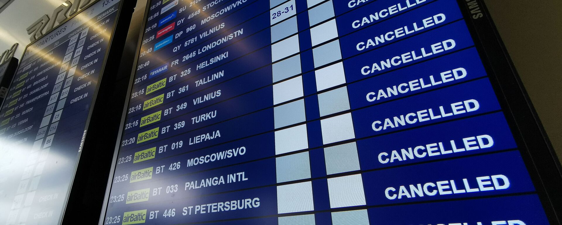 Табло вылета аэропорту Рига со списком отмененных рейсов авиакомпании airBaltic - Sputnik Латвия, 1920, 08.02.2021
