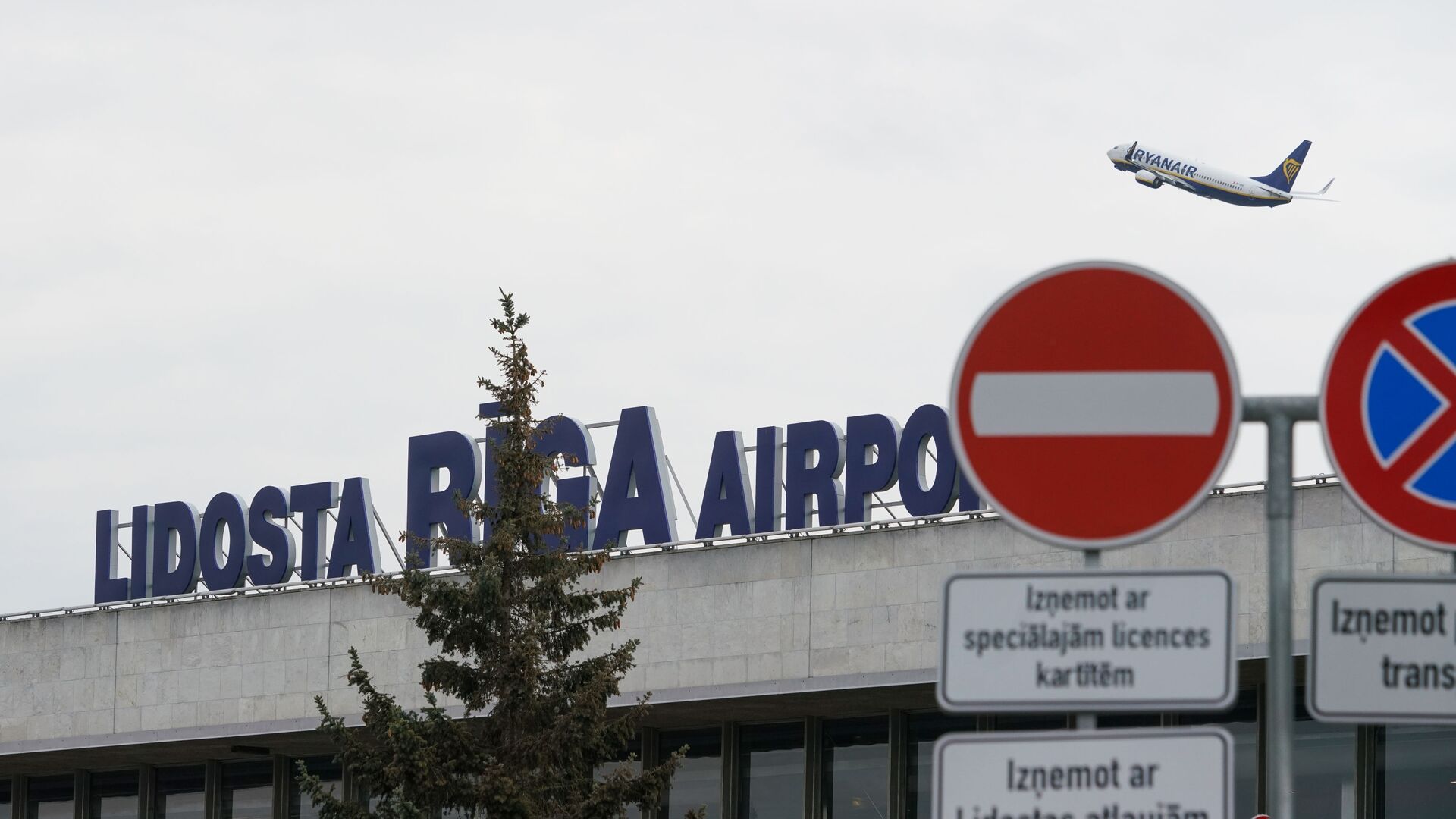 Самолет авиакомпании Ryanair взлетает из аэропорта Рига - Sputnik Латвия, 1920, 21.08.2022
