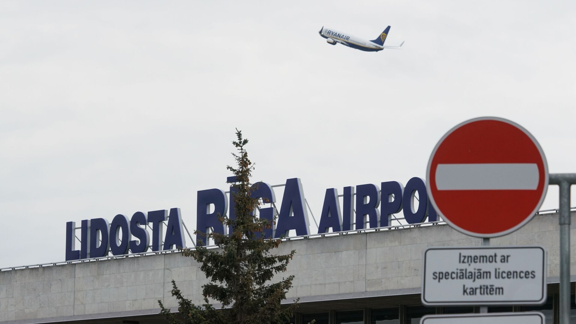 Самолет авиакомпании Ryanair взлетает из аэропорта Рига - Sputnik Latvija, 1920, 04.02.2021