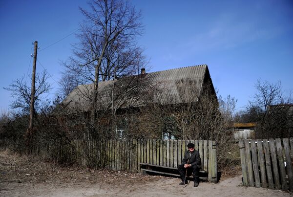 Иван Шаменок (90 лет) у своего дома в деревне Тульговичи на территории Полесского радиационно-экологического заповедника Иван Шаменок (90 лет) у своего дома в деревне Тульговичи на территории Полесского радиационно-экологического заповедника - Sputnik Латвия