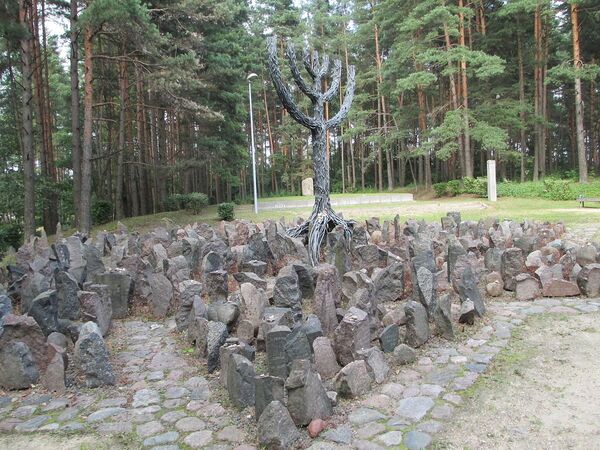 Мемориал, сооружённый на месте массового убийства евреев в Румбуле Мемориал, сооружённый на месте массового убийства евреев в Румбуле - Sputnik Латвия