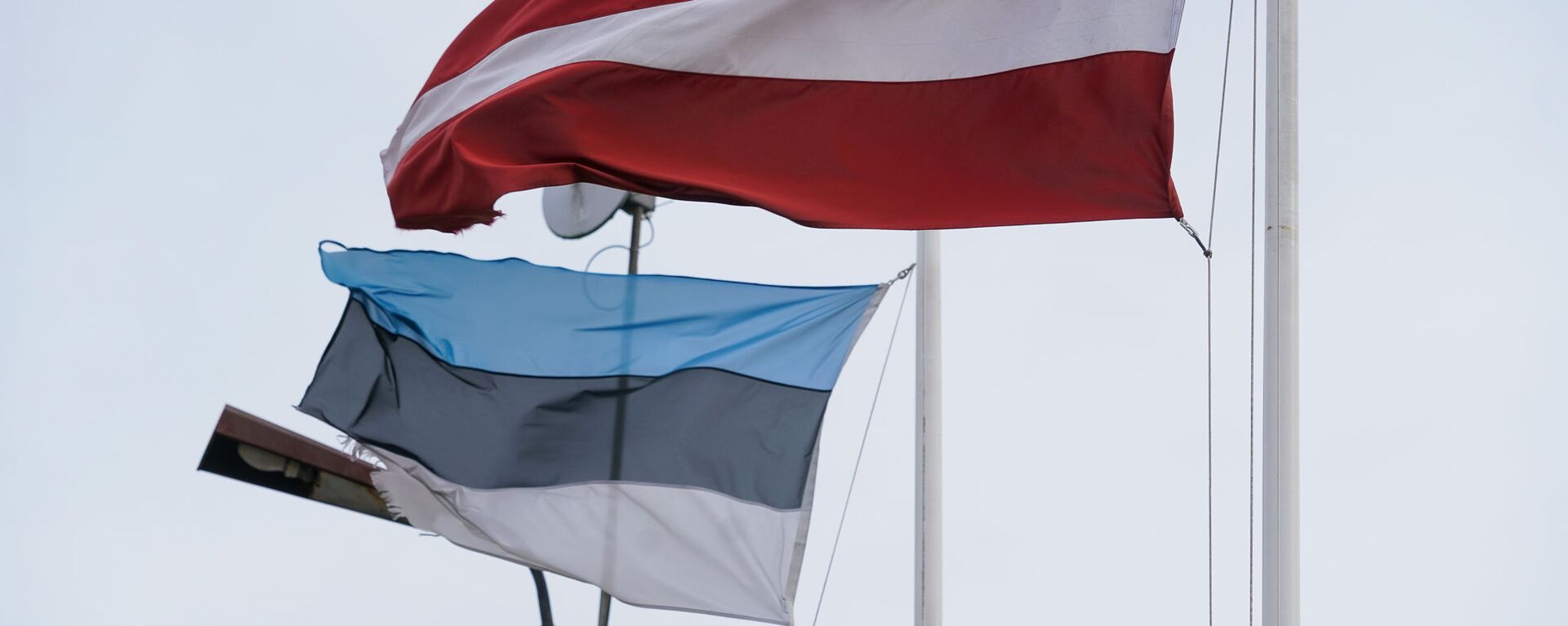 Флаги Латвии и Эстонии на границе в Валке-Валге - Sputnik Латвия, 1920, 24.04.2020
