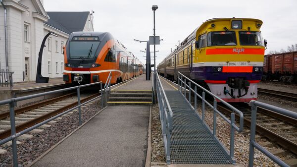 Эстонский дизельный поезд швейцарской компании Stadler и латвийский дизель производства RVR - Sputnik Латвия