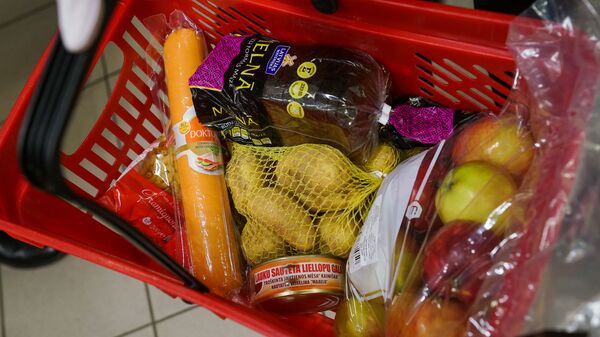 Стандартный набор: картофель, макароны, колбаса, тушенка, черный хлеб и яблоки - Sputnik Латвия