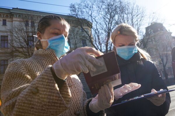 Возвращение домой: как Россия эвакуирует своих граждан из Латвии Возвращение домой: как Россия эвакуирует своих граждан из Латвии - Sputnik Латвия
