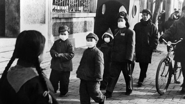 Люди в защитных масках на улицах Пекина, Китай, 1954 год - Sputnik Латвия