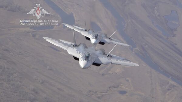 Су-57 на предельных высотах: летчики ВКС РФ показали, на что способны новейшие истребители - Sputnik Латвия