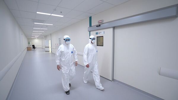 Сотрудники медицинского стационара на территории больничного комплекса в Коммунарке - Sputnik Латвия
