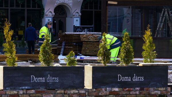 Строители собирают летнюю веранду в кафе на Домской площади - Sputnik Latvija