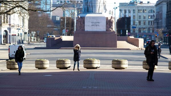 Люди соблюдают социальную дистанцию, передвигаясь в центре Риги - Sputnik Латвия
