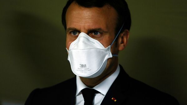 Президент Франции Эммануэль Макрон в медицинской маске - Sputnik Латвия