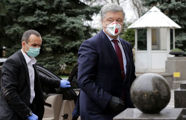 Бывший президент Украины, лидер партии Европейская солидарность Петр Порошенко перед началом внеочередного заседания Верховной рады Украины в Киеве Бывший президент Украины, лидер партии Европейская солидарность Петр Порошенко перед началом внеочередного заседания Верховной рады Украины в Киеве - Sputnik Латвия