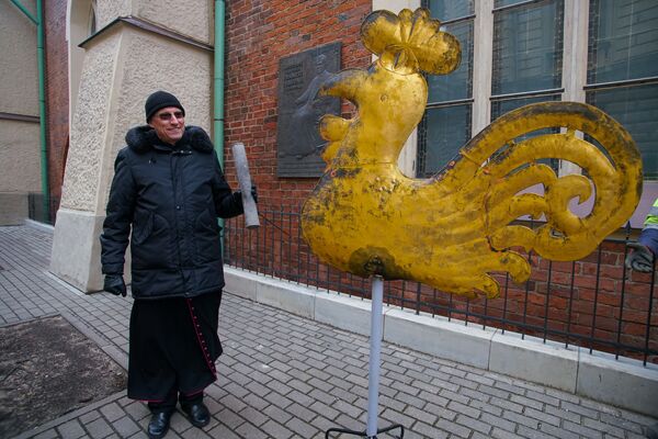 Улетел, но обещал вернуться: со шпиля церкви Святого Иакова сняли петушка Улетел, но обещал вернуться: со шпиля церкви Святого Иакова сняли петушка - Sputnik Латвия