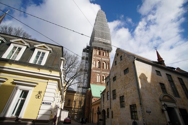 В Риге демонтировали петушка с церкви Св. Екаба (Иакова), чтобы отреставрировать и заменить позолоту - Sputnik Латвия