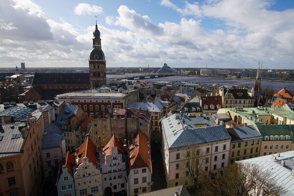 В Риге демонтировали петушка с церкви Св. Иакова, чтобы отреставрировать и заменить позолоту - Sputnik Латвия
