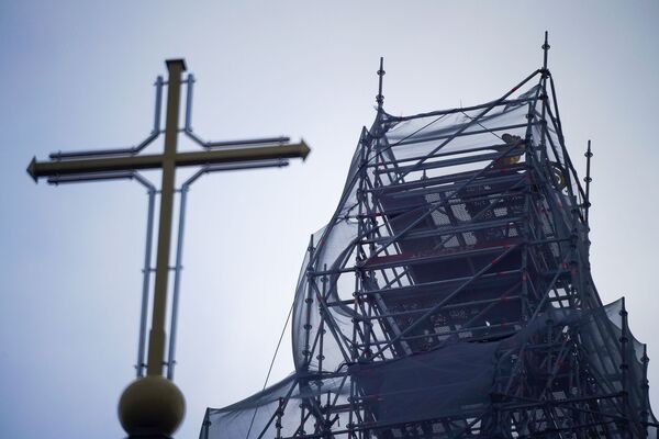 В Риге демонтировали петушка с церкви Св. Иакова, чтобы отреставрировать и заменить позолоту - Sputnik Латвия