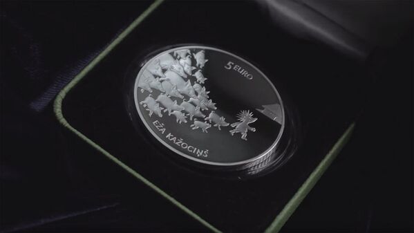 Коллекционная серебряная монета достоинством 5 евро Сказочная монета II. Ежова шубка - Sputnik Латвия