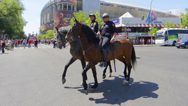 Конная полиция у стадиона Сантьяго Бернабеу в Мадриде - Sputnik Latvija