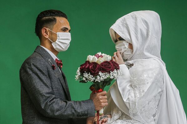 Молодожены во время свадебной фотосессии в Газе  - Sputnik Латвия