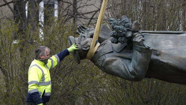 Демонтаж памятника маршалу Коневу в Праге - Sputnik Латвия